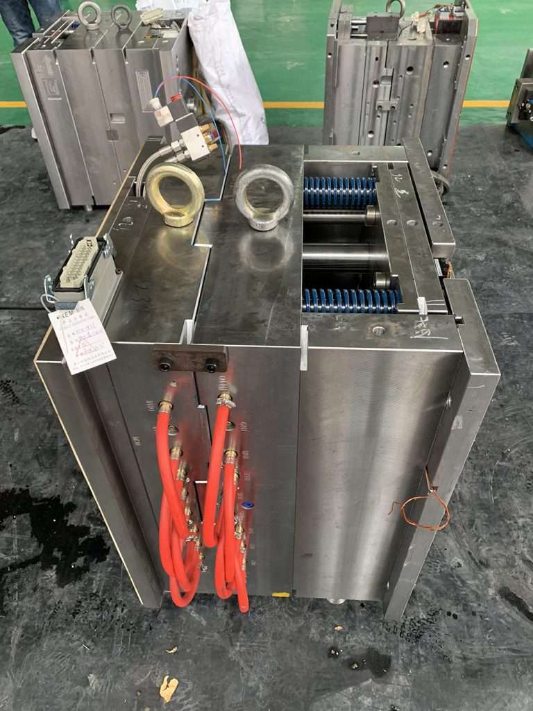 Injection mold for plastic milk crates